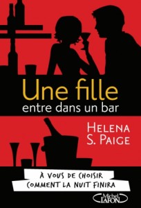 une fille rentre dans un bar