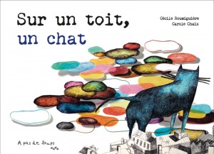 Sur un toit, un chat